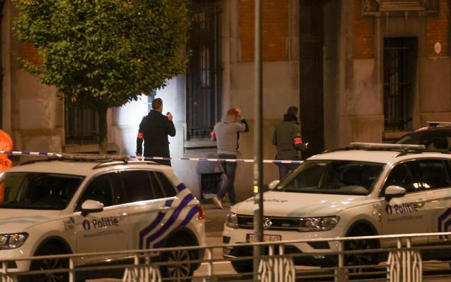 Agentes de policía trabajando en el lugar del tiroteo