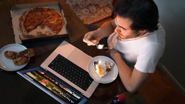 "Cenar más tarde de las 21:00 y desayunar antes de las 09:00 no es bueno para tu salud",
