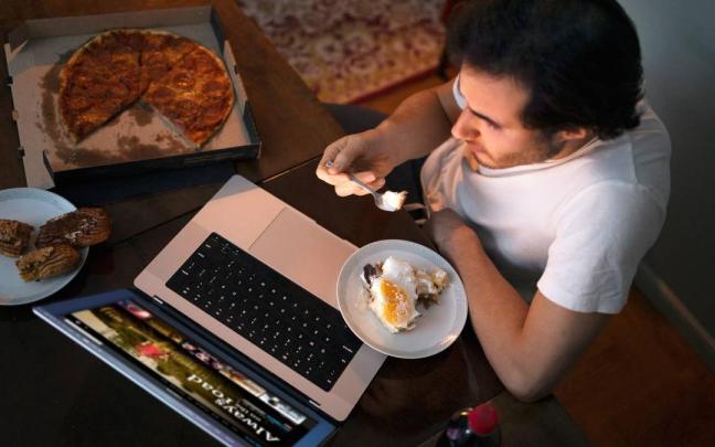 "Cenar más tarde de las 21:00 y desayunar antes de las 09:00 no es bueno para tu salud",
