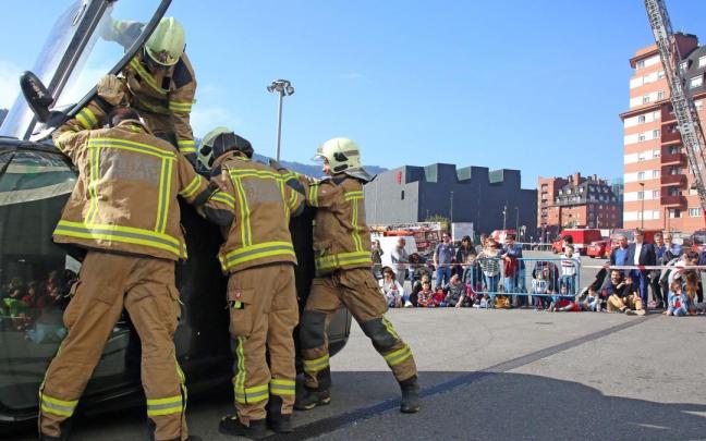 Suhiltzaileen jarduera bat, ate irekien jardunaldi batean.