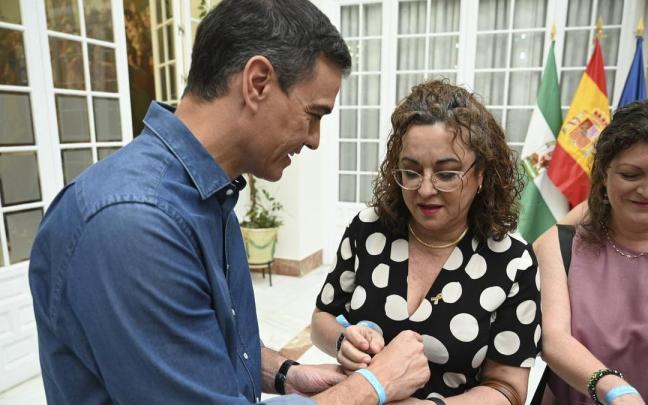 Pedro Sánchez se pone una pulsera que reivindica la lucha contra la enfermedad en la reunión que ha mantenido con representantes de las asociaciones de lucha contra e cáncer. Pedro Sánchez se pone una pulsera que reivindica la lucha contra la enfermedad en la reunión que ha mantenido con representantes de las asociaciones de lucha contra e cáncer.