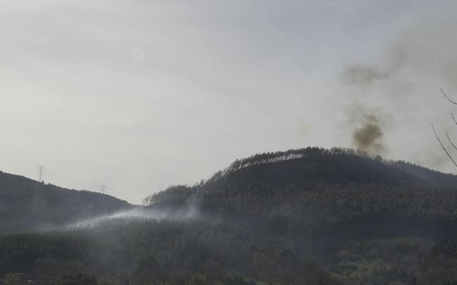 Imagen de archivo de un incendio en Euskadi.