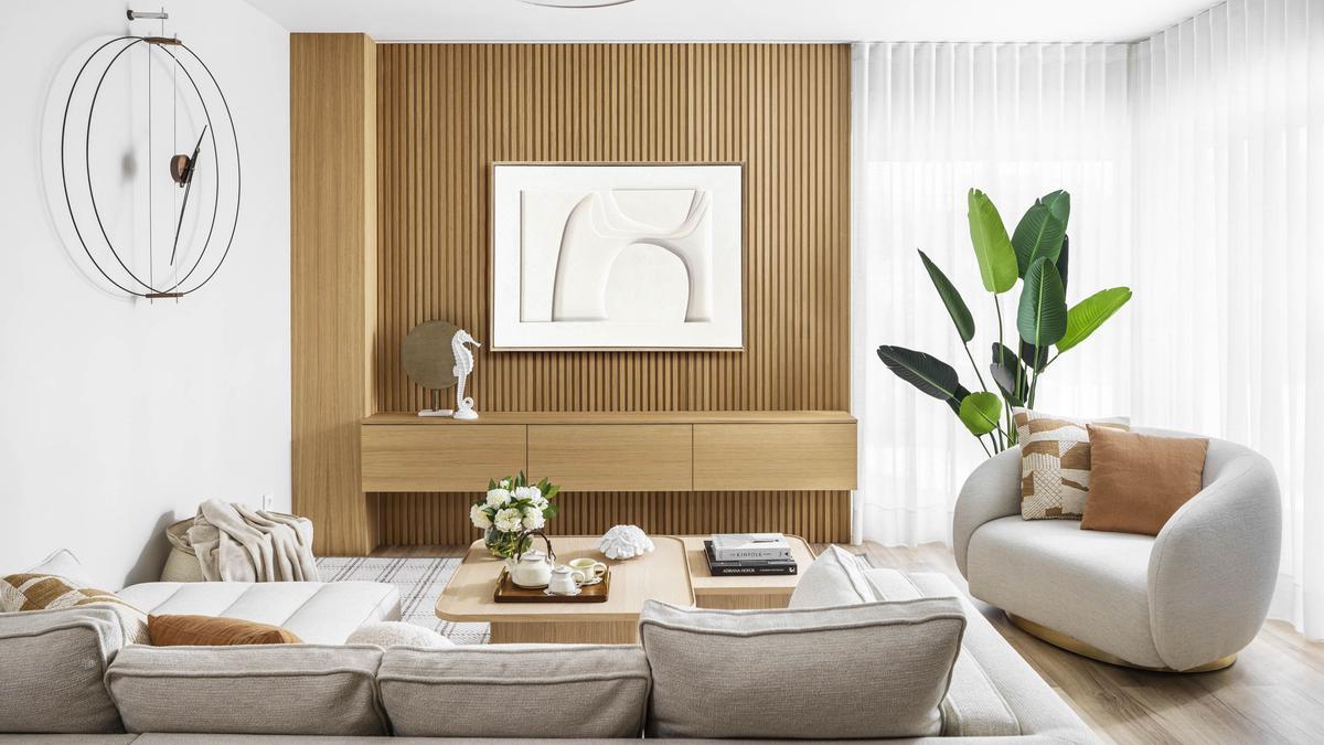 El salón, con un gran ventanal y una pared cubierta con palillería.