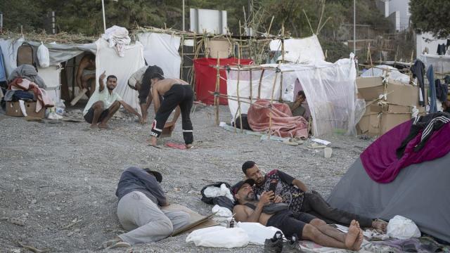 Decenas de personas viven y pernoctan en la playa del Trampolín.