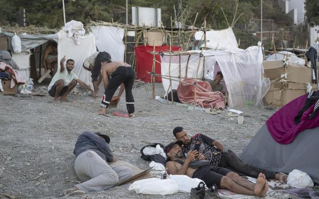 Decenas de personas viven y pernoctan en la playa del Trampolín.