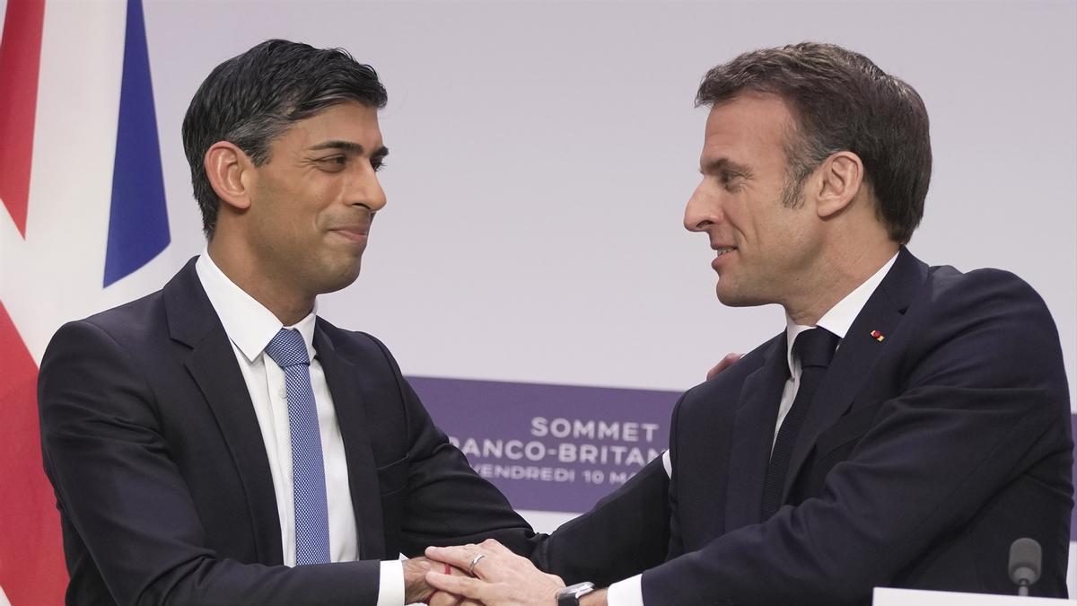 El primer ministro británico, Rishi Sunak, y el presidente francés, Emmanuel Macron, en la cumbre franco-británica celebrada el 10 de marzo de 2023.