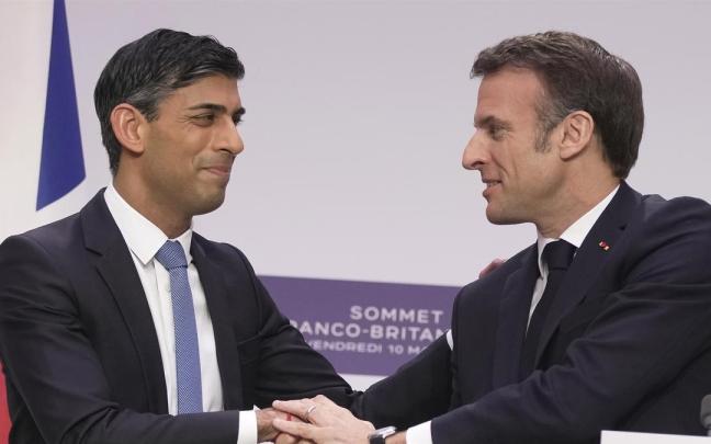 El primer ministro británico, Rishi Sunak, y el presidente francés, Emmanuel Macron, en la cumbre franco-británica celebrada el 10 de marzo de 2023.