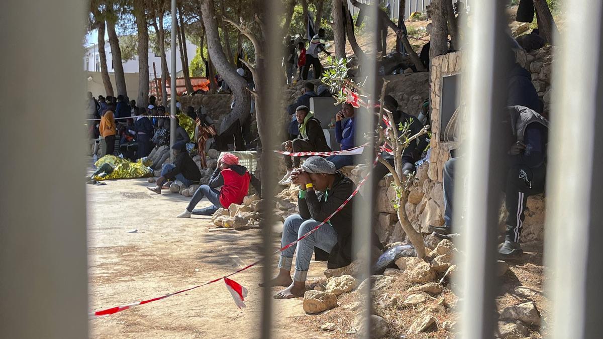 Deplorables condiciones en las que los migrantes son atendido en el saturado centro de acogida de Lampedusa.