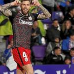 Iñigo Martínez celebra su gol de falta frente al Valladolid.