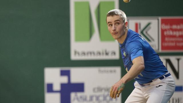 Unai Amiano completa los cuartos de final del Manomanista Serie B tras derrotar a Aldabe en Lizarra.