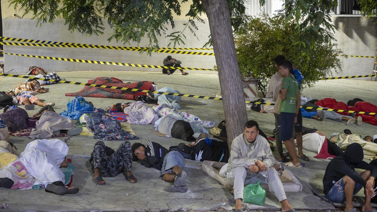 Migrantes continúan pasando la noche en los alrededores de Loma Colmenar.