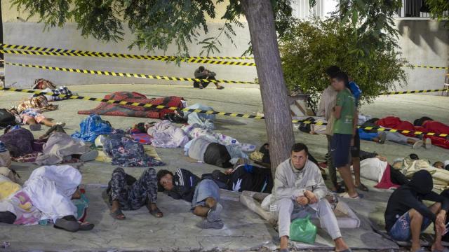 Migrantes continúan pasando la noche en los alrededores de Loma Colmenar.