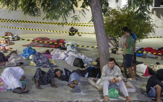Migrantes continúan pasando la noche en los alrededores de Loma Colmenar.
