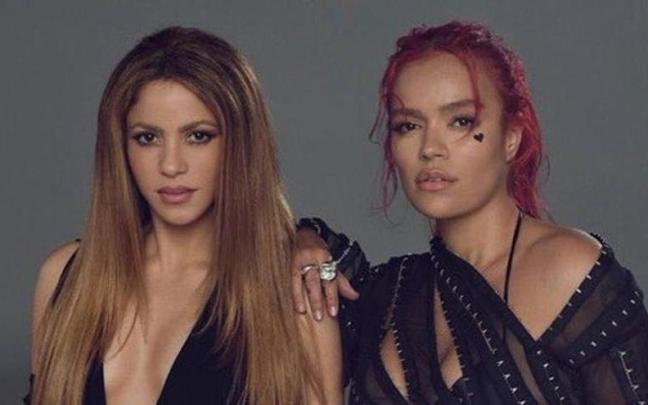Shakira junto a Karol G en el videoclip de la canción que comparten.