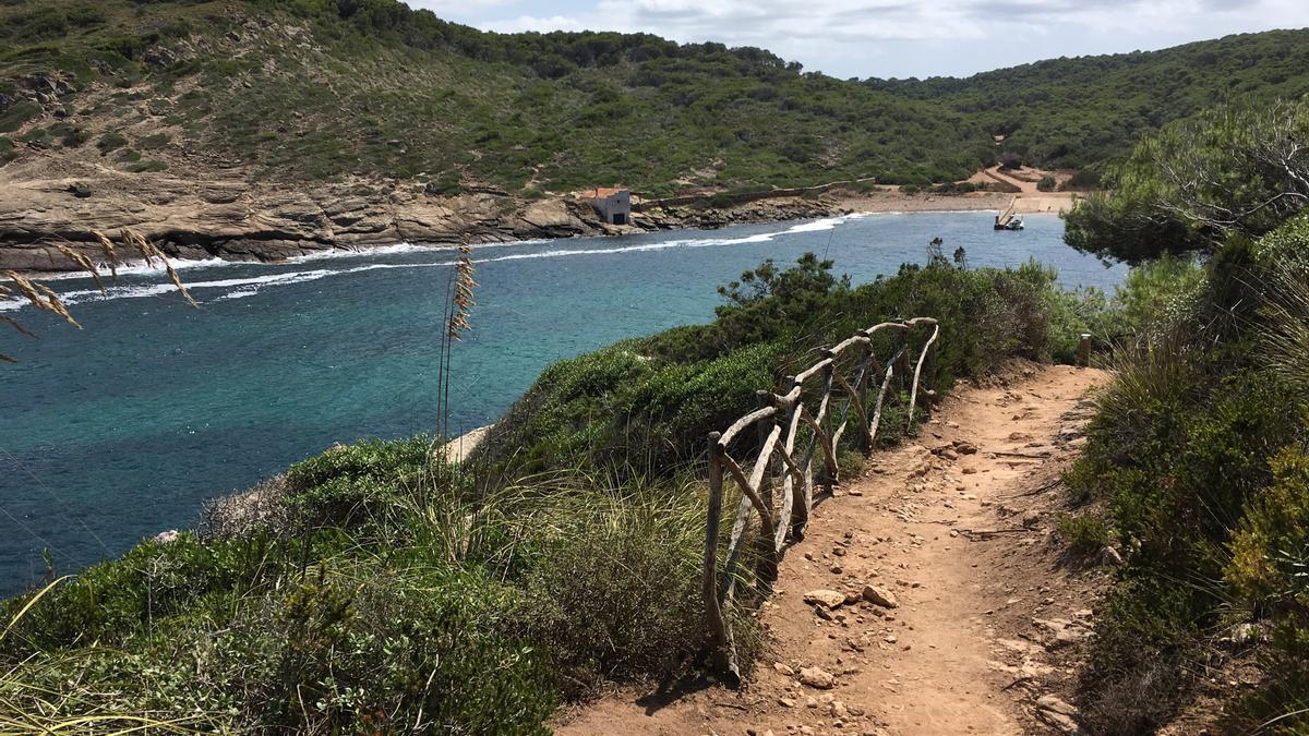El Camí de Cavals llega a Cala Morel, final del tramo que sale de Algaiarens y comienzo del que llega a Punta Nati.