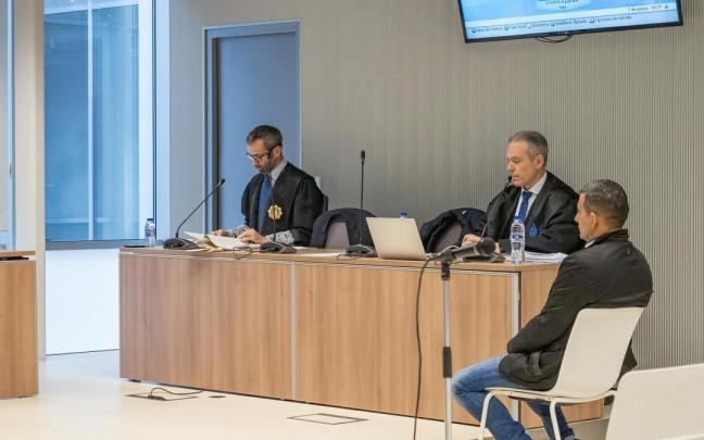 El acusado de envenenar al anciano durante el juicio en Logroño. / EP El acusado de envenenar al anciano durante el juicio en Logroño.