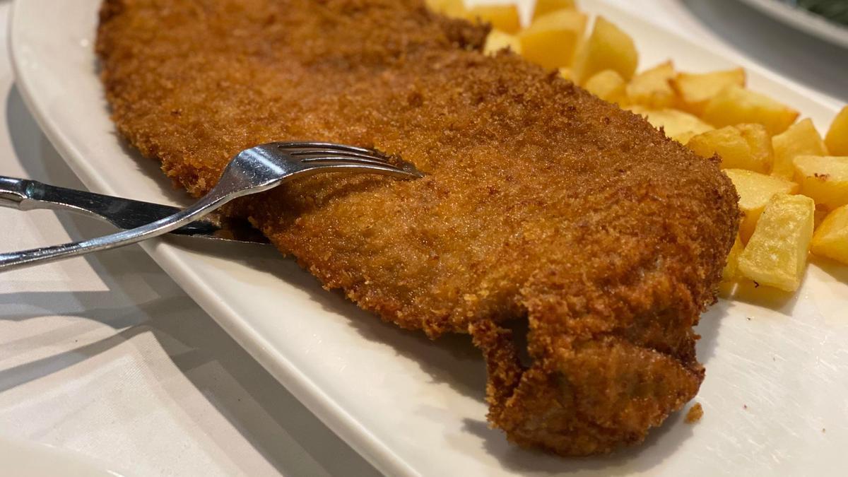 Un filete empanado con su cobertura bien dorada y crujiente.