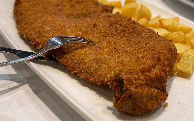 Un filete empanado con su cobertura bien dorada y crujiente.