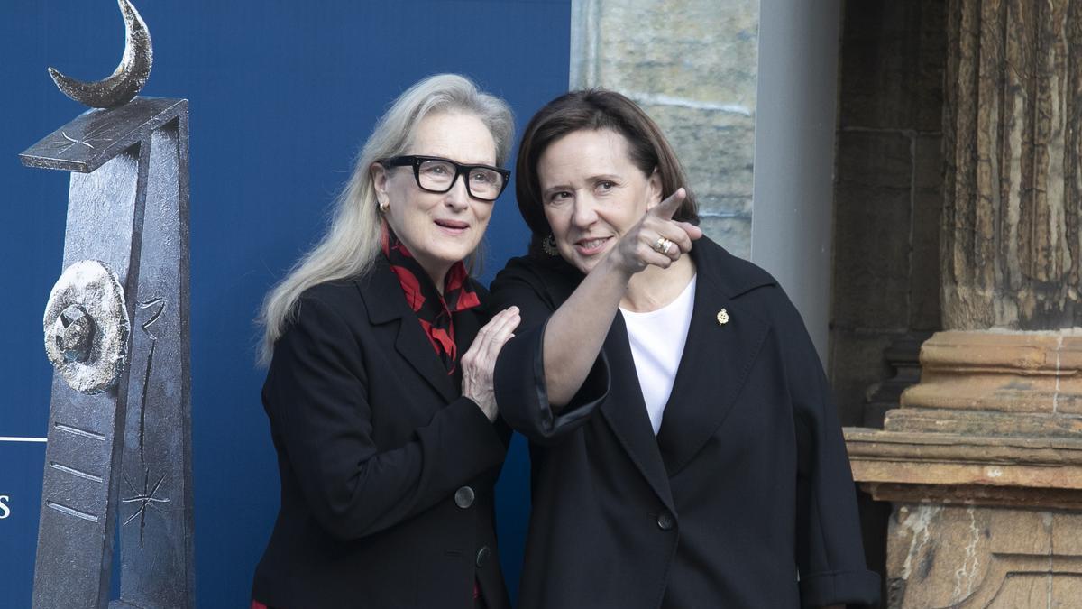 Meryl Streep junto a la presidenta de la Fundación Princesa de Asturias, Teresa Sanjurjo.