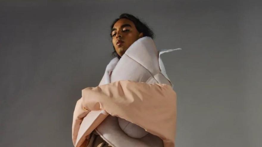 Uno de los diseños de su colección, galardonada con el premio Allianz EGO Confidence in Fashion en la MB Fashion Week Madrid.