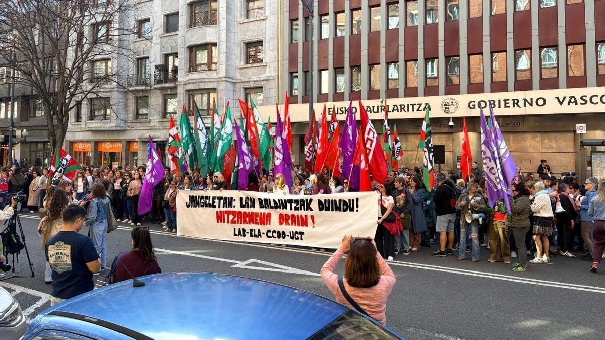 Trabajadores de comedores escolares de Euskadi en huelga en Bilbao