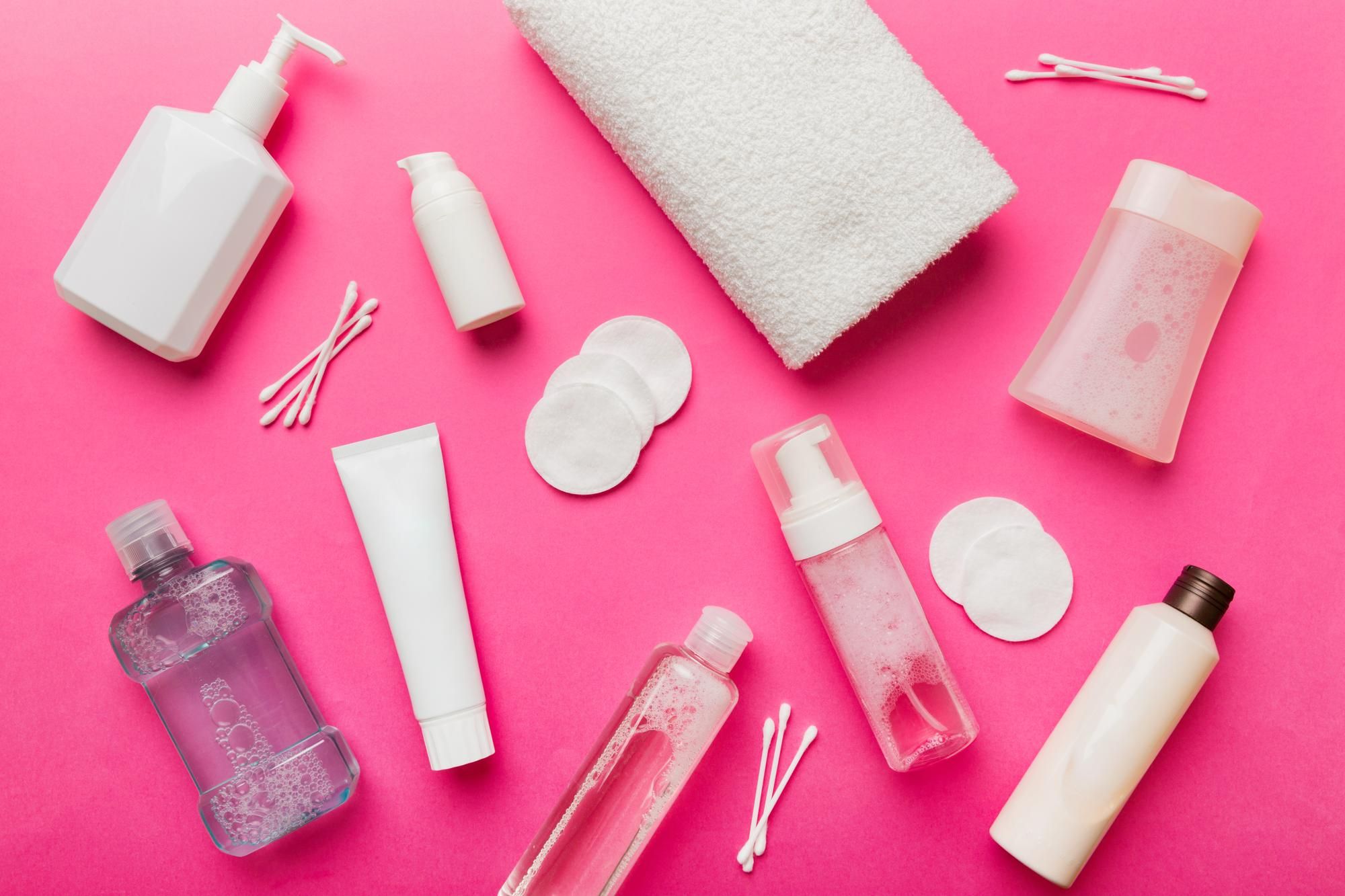 Envases con distintos productos para la higiene facial.