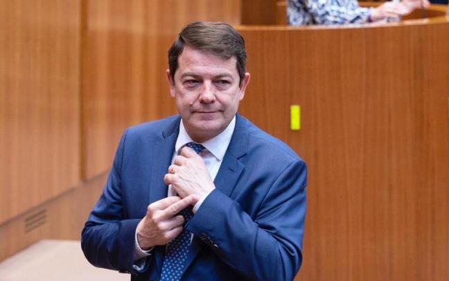 La 'peineta' de Mañueco a la parlamentaria del PSOE. La 'peineta' de Mañueco a la parlamentaria del PSOE.