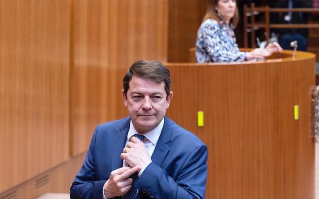 La 'peineta' de Mañueco a la parlamentaria del PSOE. La 'peineta' de Mañueco a la parlamentaria del PSOE.