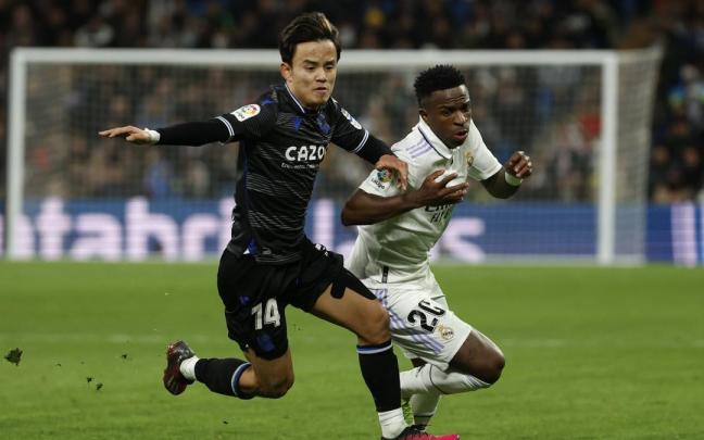 Kubo disputando un balón con Vinicius. / JUANJO MARTIN