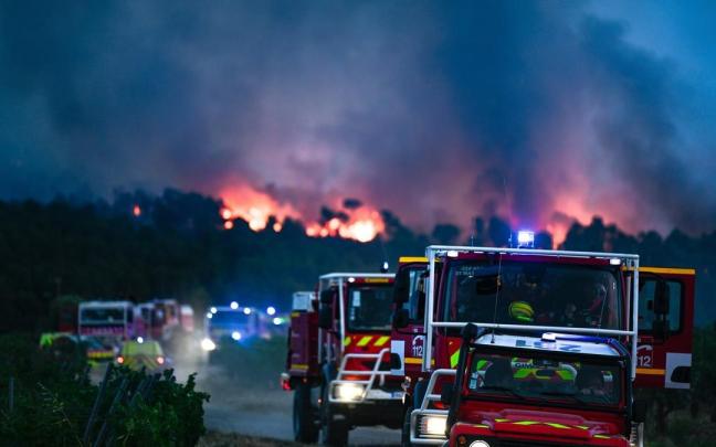 El incendio fue declarado en el macizo de Corbières, a una treintena de kilómetros de la ciudad francesa de Narbona.
