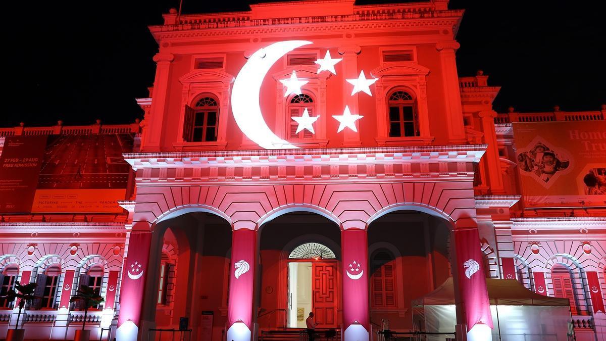 El Museo Nacional de Singapur iluminado con los colores de la bandera en una foto de archivo.