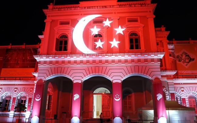 El Museo Nacional de Singapur iluminado con los colores de la bandera en una foto de archivo.