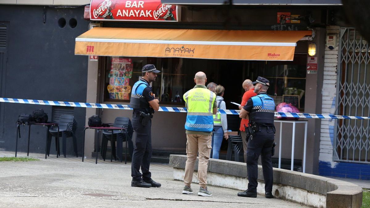 Mata a una mujer en un bar de Pamplona y se entrega a la Policía Municipal.