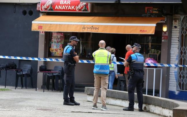 Mata a una mujer en un bar de Pamplona y se entrega a la Policía Municipal.