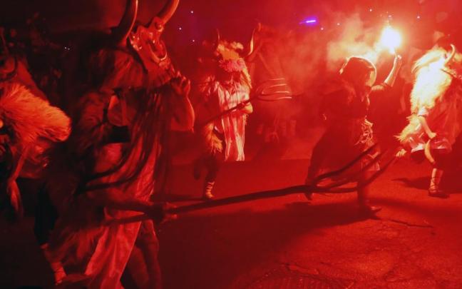 Los momotxorros salieron en estampida del patio de Zelandi.