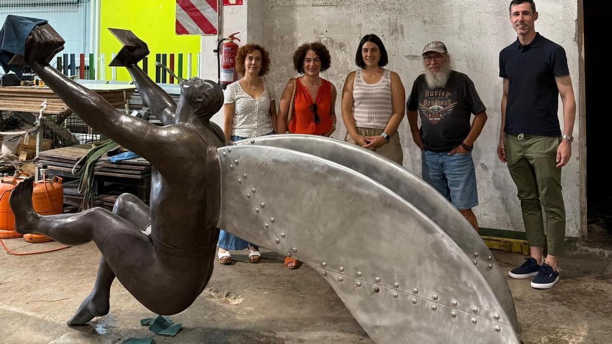 Ismael García posa con la figura ya restaurada junto a representantes del Ayuntamiento de Elgoibar