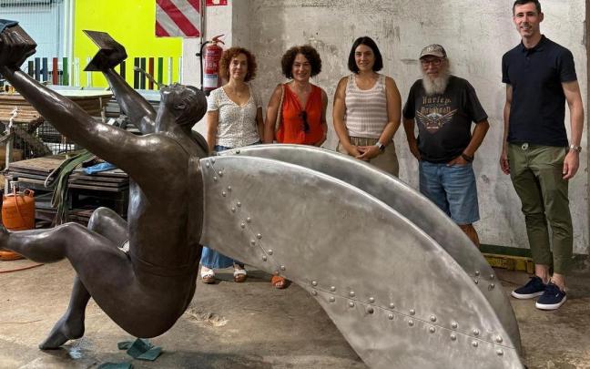 Ismael García posa con la figura ya restaurada junto a representantes del Ayuntamiento de Elgoibar / Udala Ismael García posa con la figura ya restaurada junto a representantes del Ayuntamiento de Elgoibar