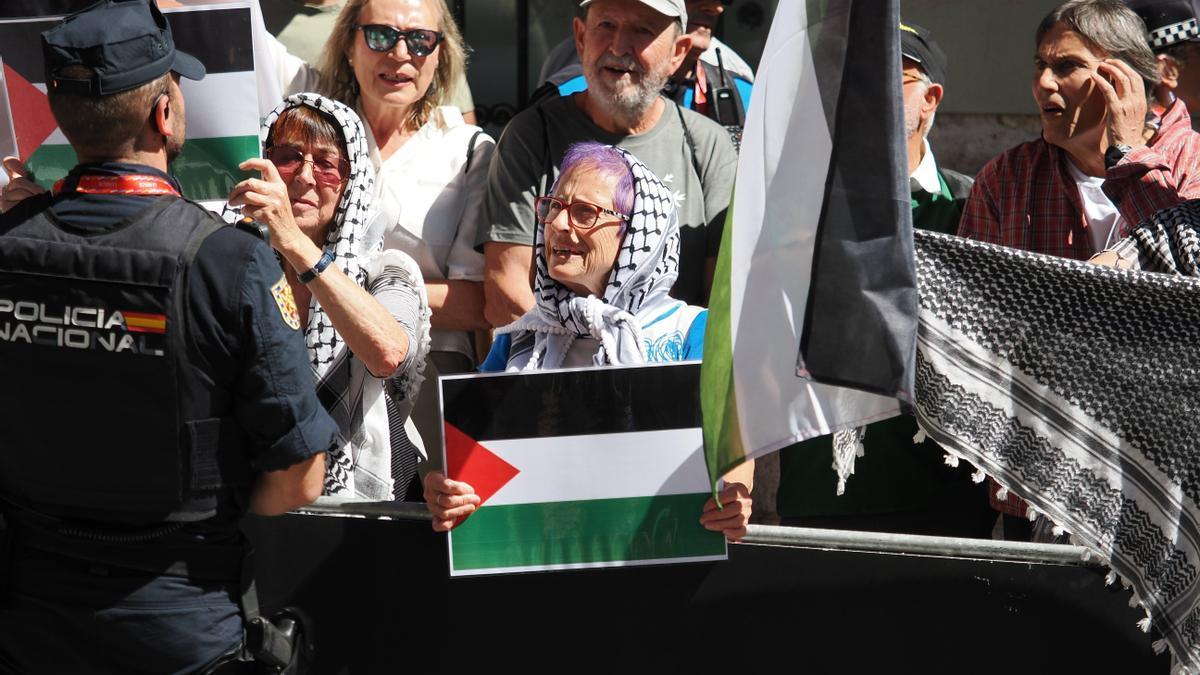 Manifestantes durante la 18º etapa de La Vuelta