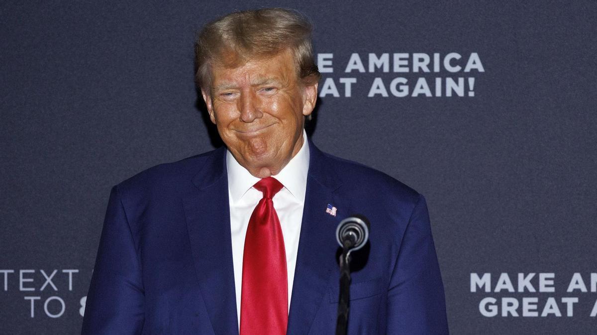 El expresidente estadounidense Donald Trump en un acto de campaña para las primarias republicanas de 2024.