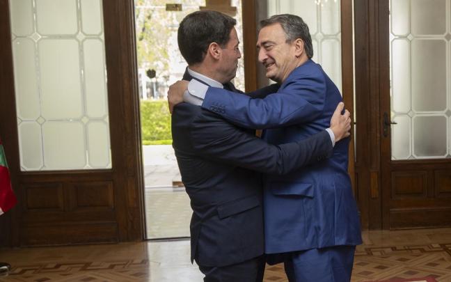 El lehendakari Pradales abraza al nuevo presidente del EBB, Aitor Esteban