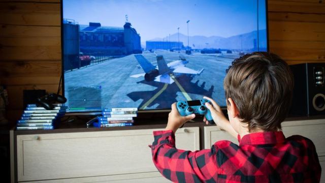 Un joven juega a un videojuego en la consola.