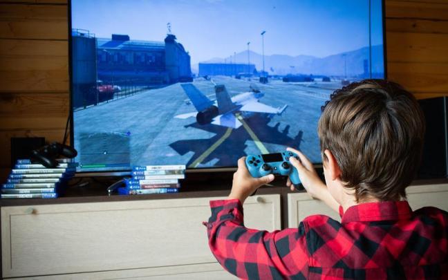Un joven juega a un videojuego en la consola.