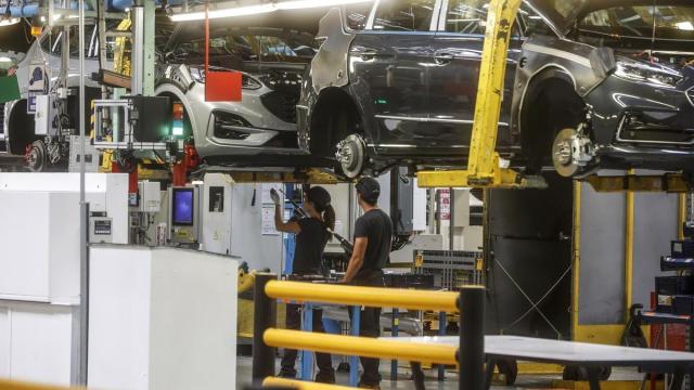 Dos trabajadores con un vehículo en la fábrica de Ford en Almussafes. Dos trabajadores con un vehículo en la fábrica de Ford en Almussafes.