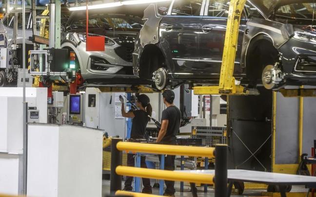 Dos trabajadores con un vehículo en la fábrica de Ford en Almussafes. Dos trabajadores con un vehículo en la fábrica de Ford en Almussafes.