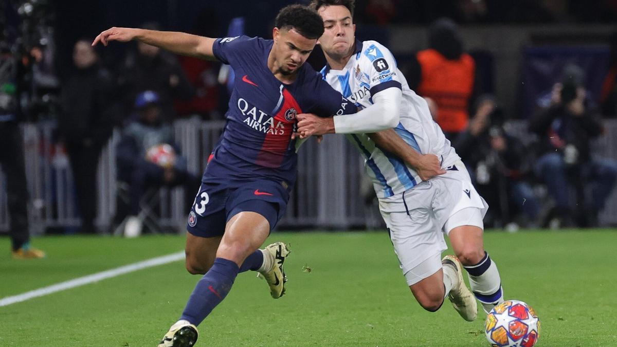 Martin Zubimendi pelea con el francés Zaïre-Emery durante el PSG-Real de la pasada temporada en la Champions League. / TERESA SUAREZ