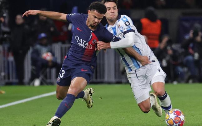 Martin Zubimendi pelea con el francés Zaïre-Emery durante el PSG-Real de la pasada temporada en la Champions League. / TERESA SUAREZ
