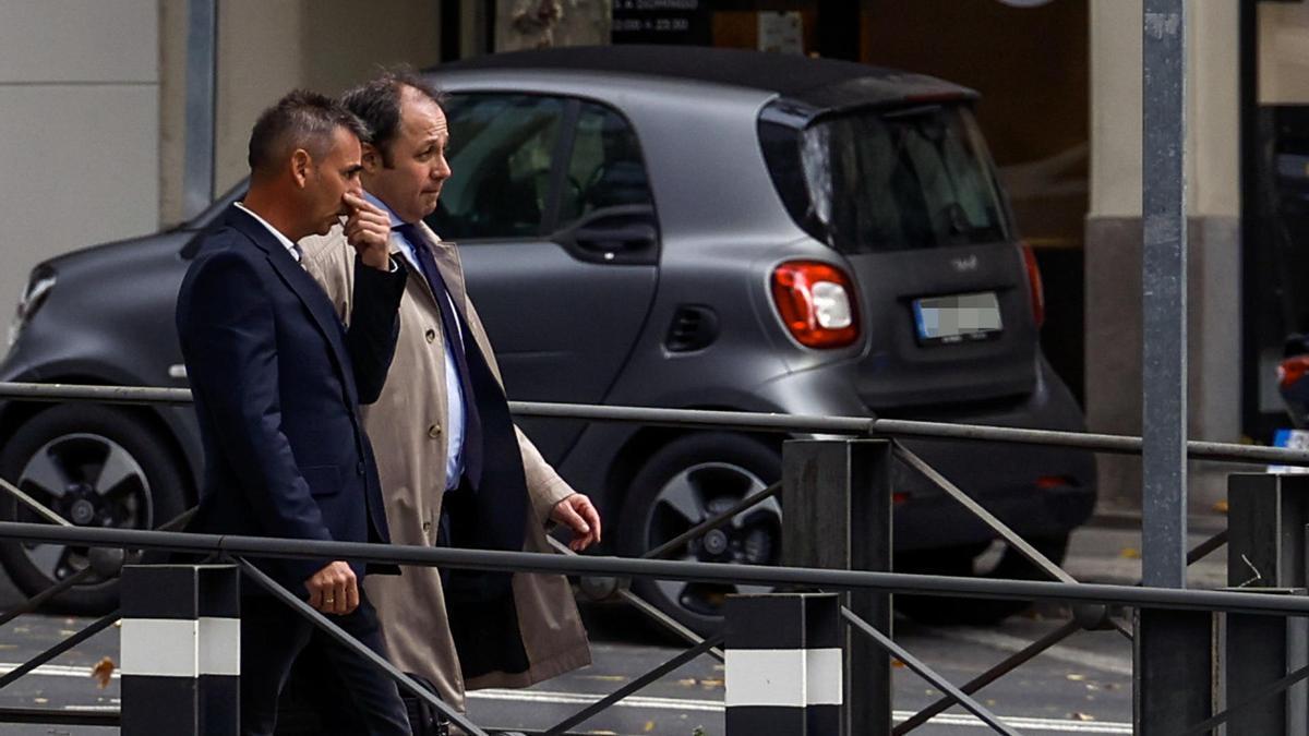 Luis Alberto Escolano (i), uno de los socios de Víctor de Aldama, en los alrededores de la Audiencia Nacional.