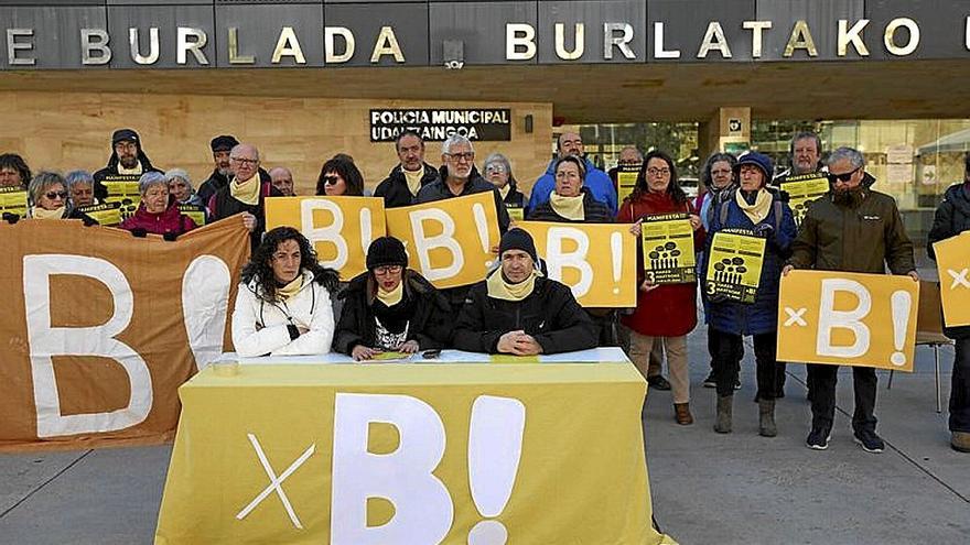 Rueda de prensa de la plataforma, ayer frente al consistorio. | FOTO: UNAI BEROIZ