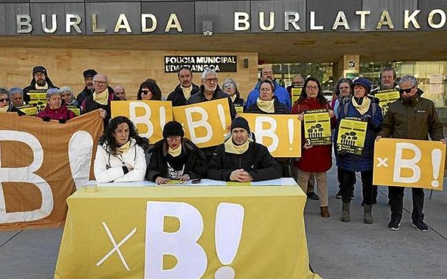 Rueda de prensa de la plataforma, ayer frente al consistorio. | FOTO: UNAI BEROIZ