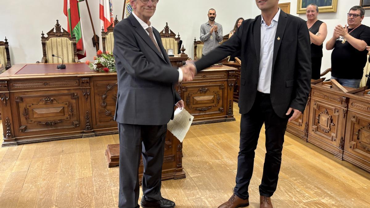 Alberto Lasa recibiendo la Insignia de Oro de manos del alcalde, Igor Enparan.